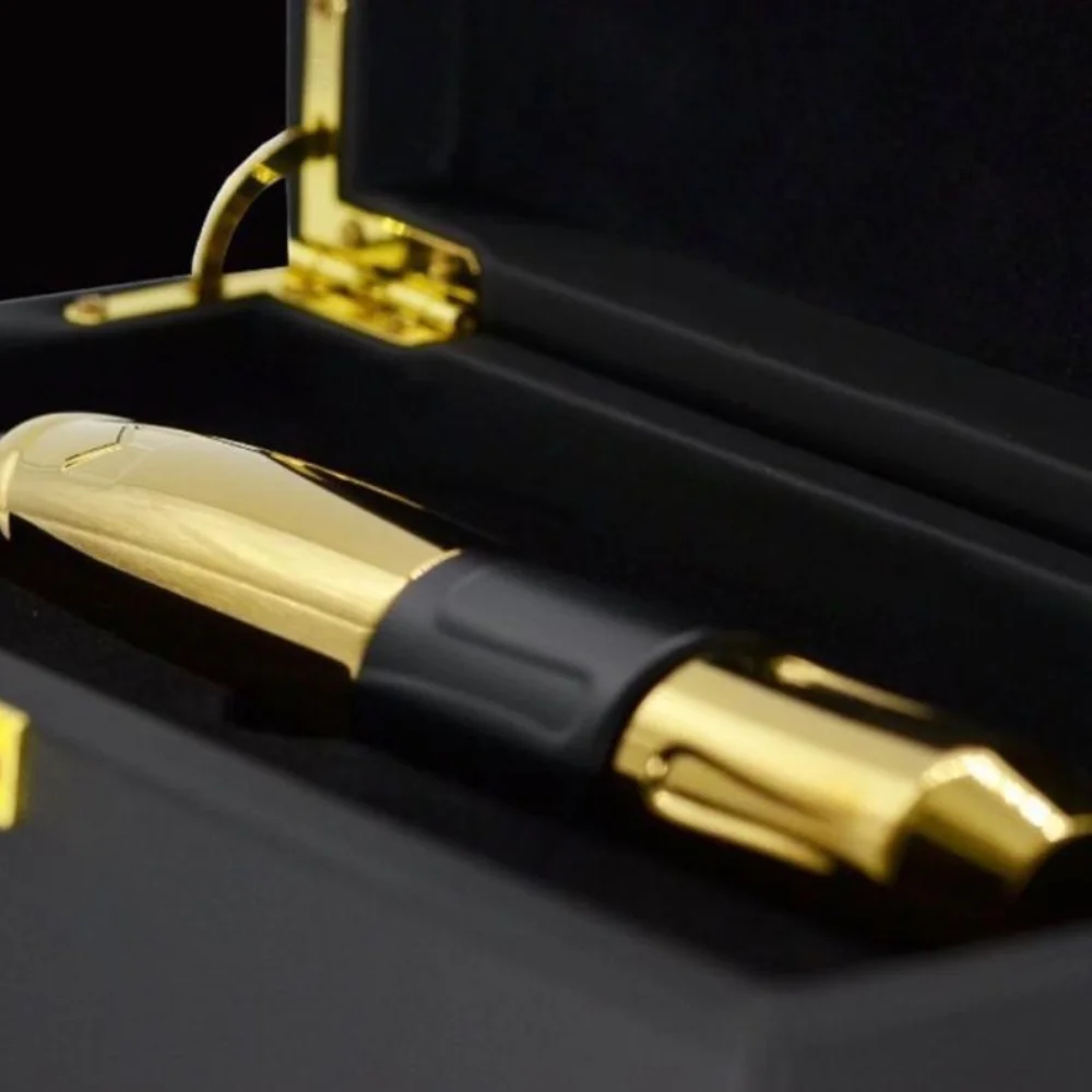 Das goldveredelte IRI® Filler-System in seiner edlen Box – mechanisches, nadelfreies Kosmetikgerät